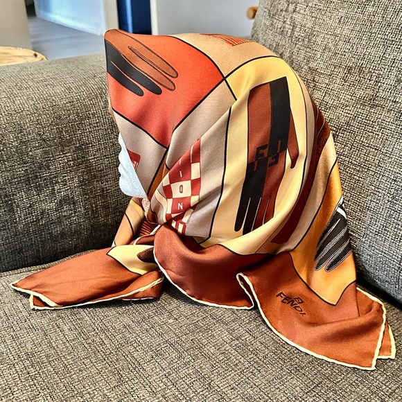 Fendi silk scarf in mint condition used less than 3 times then dry cleaned - Picture 4 of 9